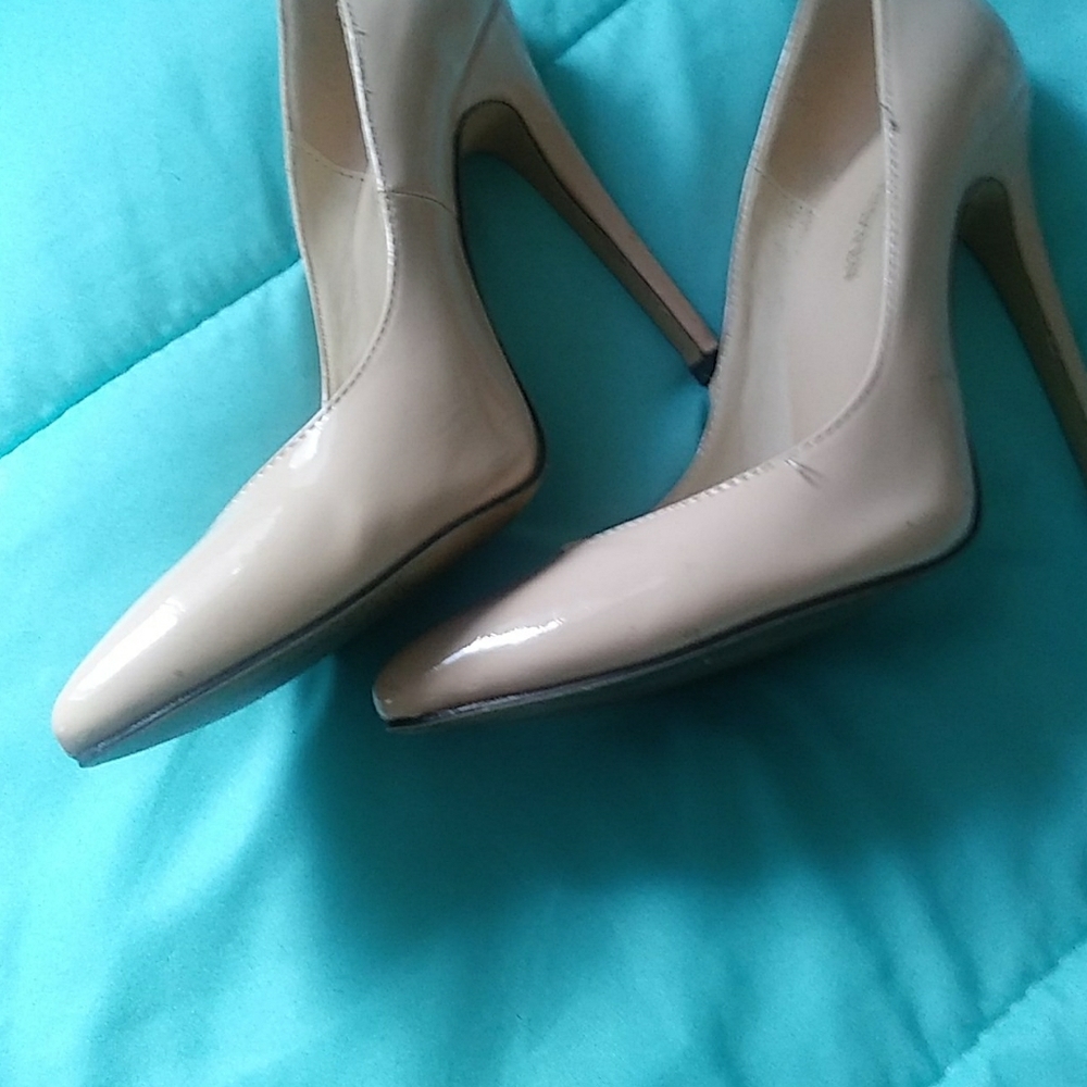 Nude pumps